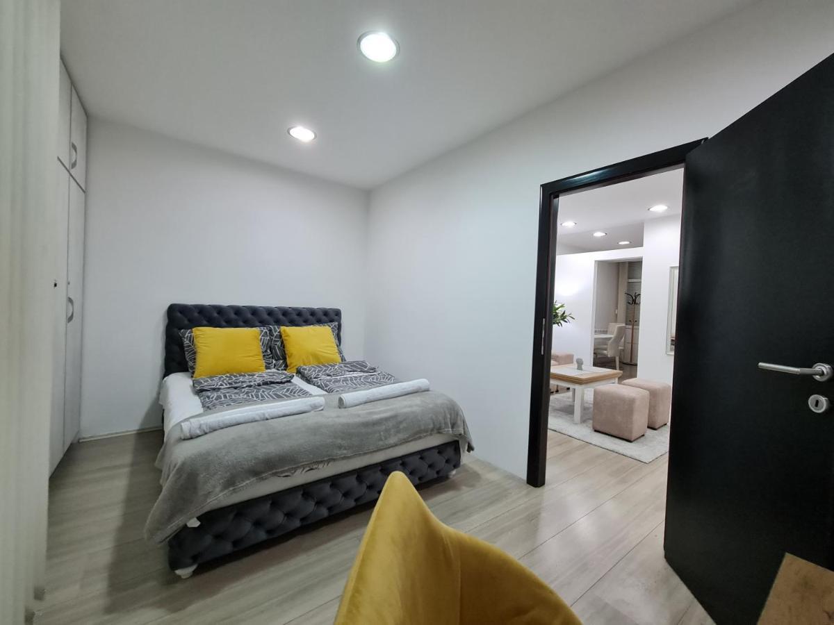 Ferienwohnung Vicente Pedestrian Street Apartman Ni Exterior foto