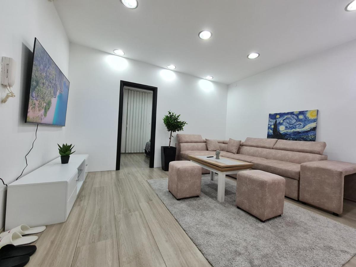 Ferienwohnung Vicente Pedestrian Street Apartman Ni Exterior foto